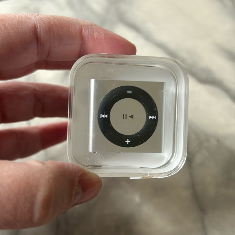 iPod shuffle 2GB New with tags